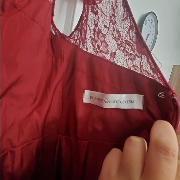 Beautiful Burgundy gown, never worn. - Picture 4 of 5